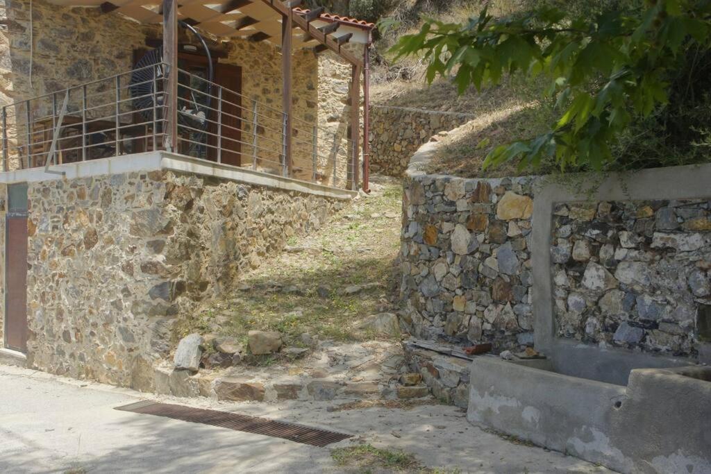 Rosales Stone House AmigdhalokeFálion